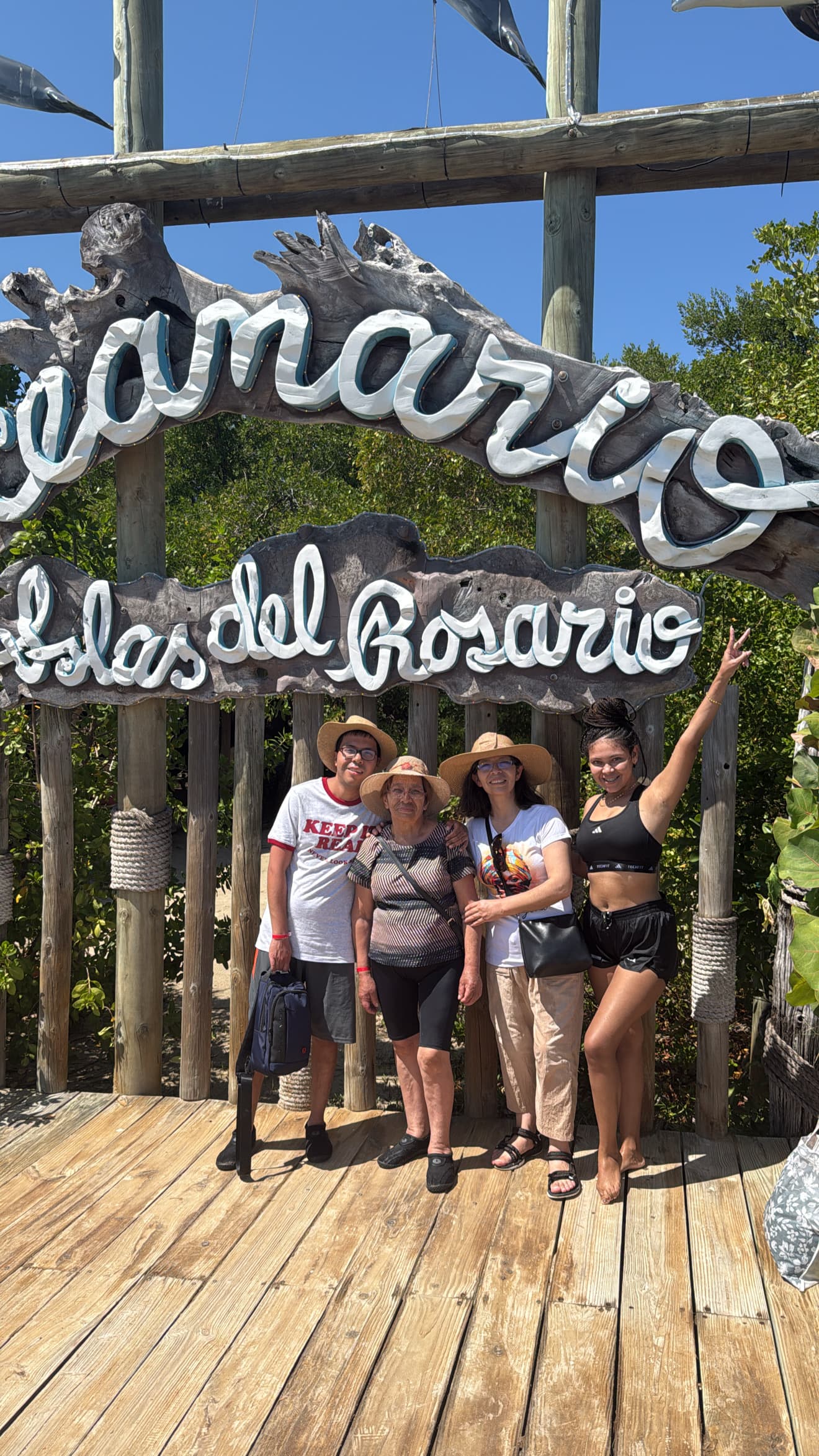 Familia disfrutando del Oceanario en las Islas del Rosario, Cartagena
