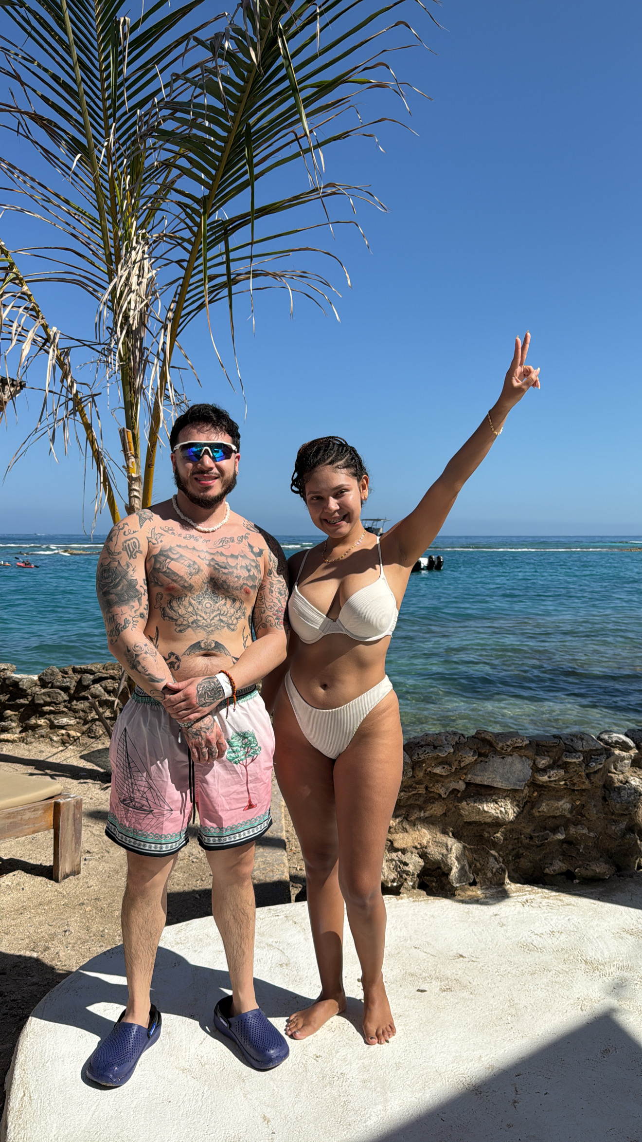 Pareja disfrutando la playa en Cartagena